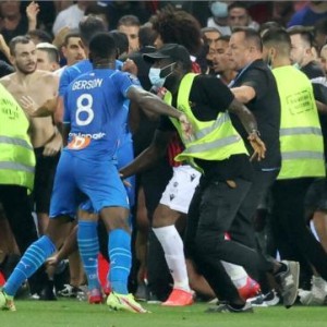 世界杯官方app下载-球员球迷安保三方乱斗 马赛客战尼斯变格斗场